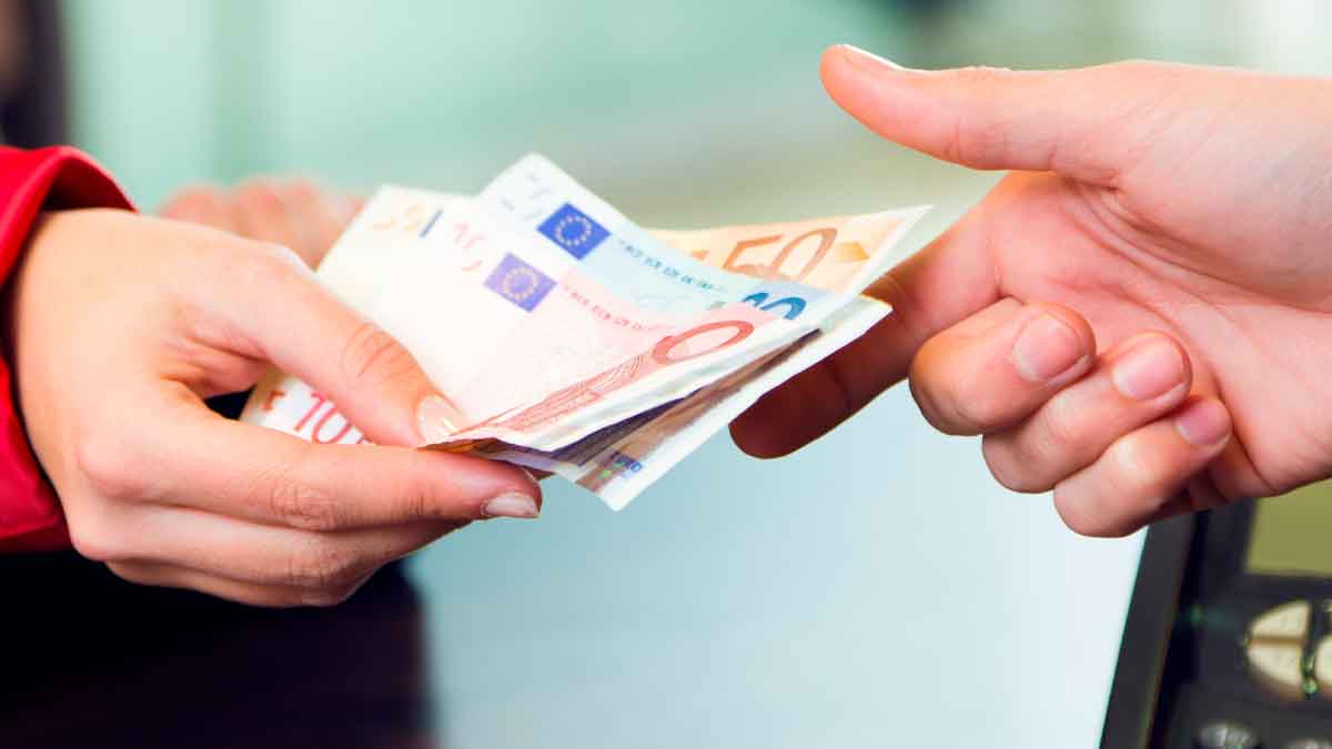 Intercambio de billetes de euro que ilustra el límite de 10.000 € en efectivo al salir de España según Hacienda