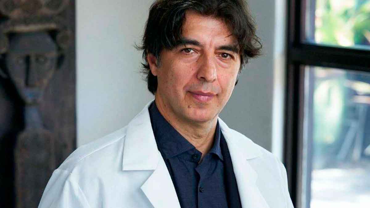 Valter Longo, experto en longevidad, con bata blanca, alerta sobre dieta alta en azúcar