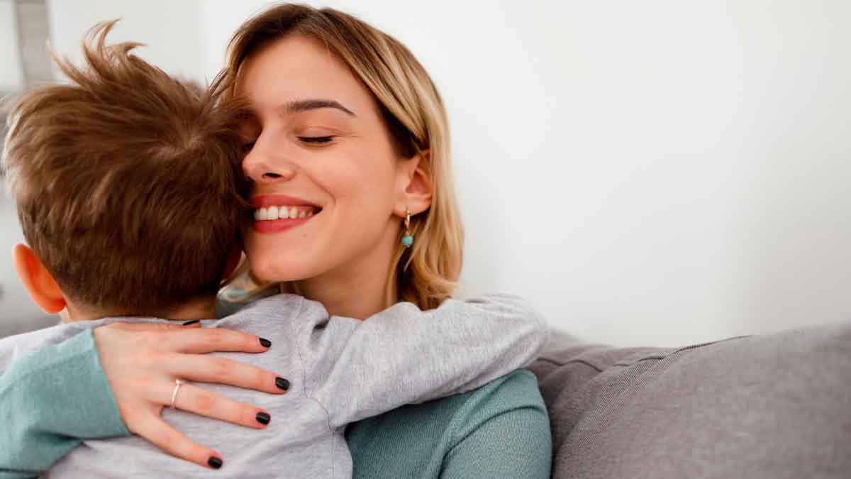 Madre abrazando a su hijo tras conocer que puede sumar cotizaciones extra para la jubilación