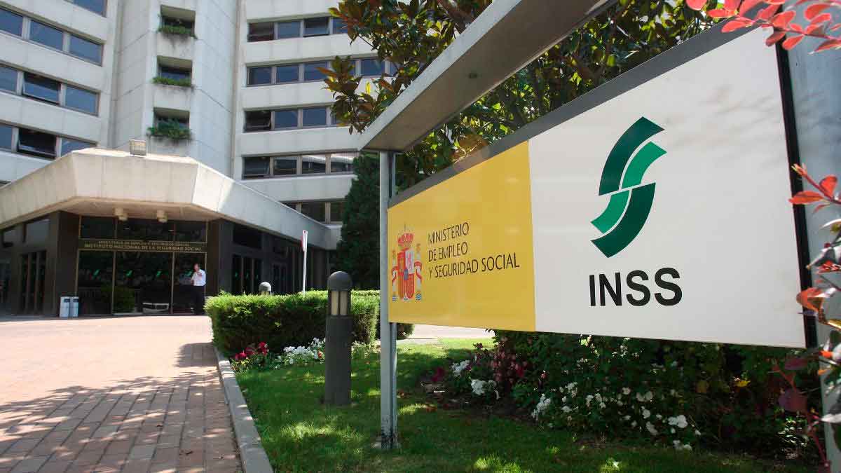 Entrada del INSS donde los mayores de 52 años pueden solicitar la pensión de orfandad de hasta 930 € mensuales