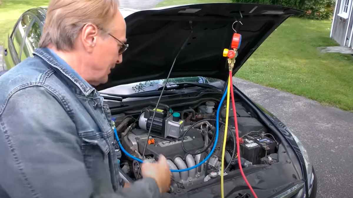 Mecánico youtuber mostrando el truco para duplicar el frío del aire acondicionado del coche sin dañarlo