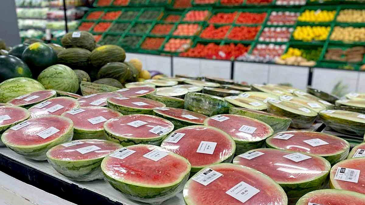 Sandías nacionales enteras y medias envasadas exhibidas en la frutería de Mercadona durante su campaña de verano 2025