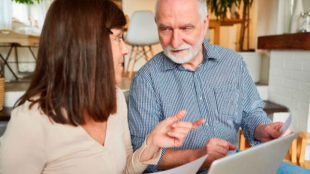 Pareja mayor consultando los meses más rentables para jubilarse anticipadamente según la Seguridad Social