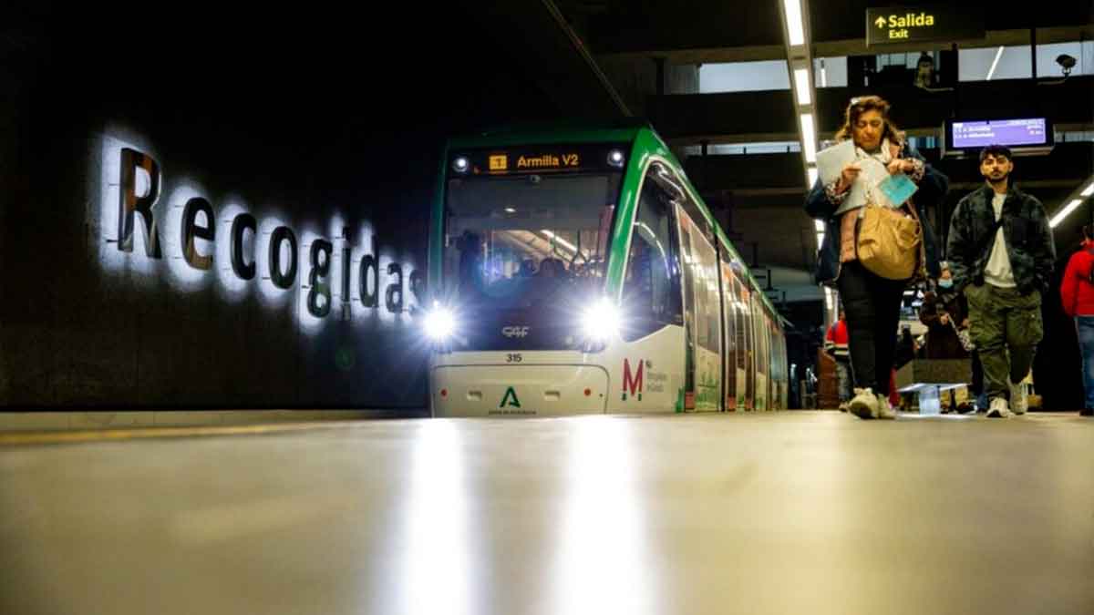 Usuarios caminando por la estación Recogidas del Metro de Granada, donde ya funciona el chatbot Elvira