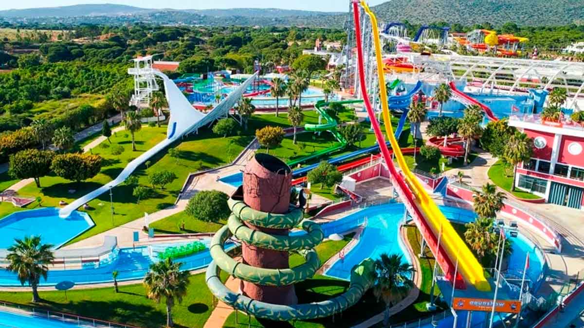 Vista aérea de Aquashow Park Hotel con la montaña rusa acuática más grande de Europa cerca de la capital andaluza