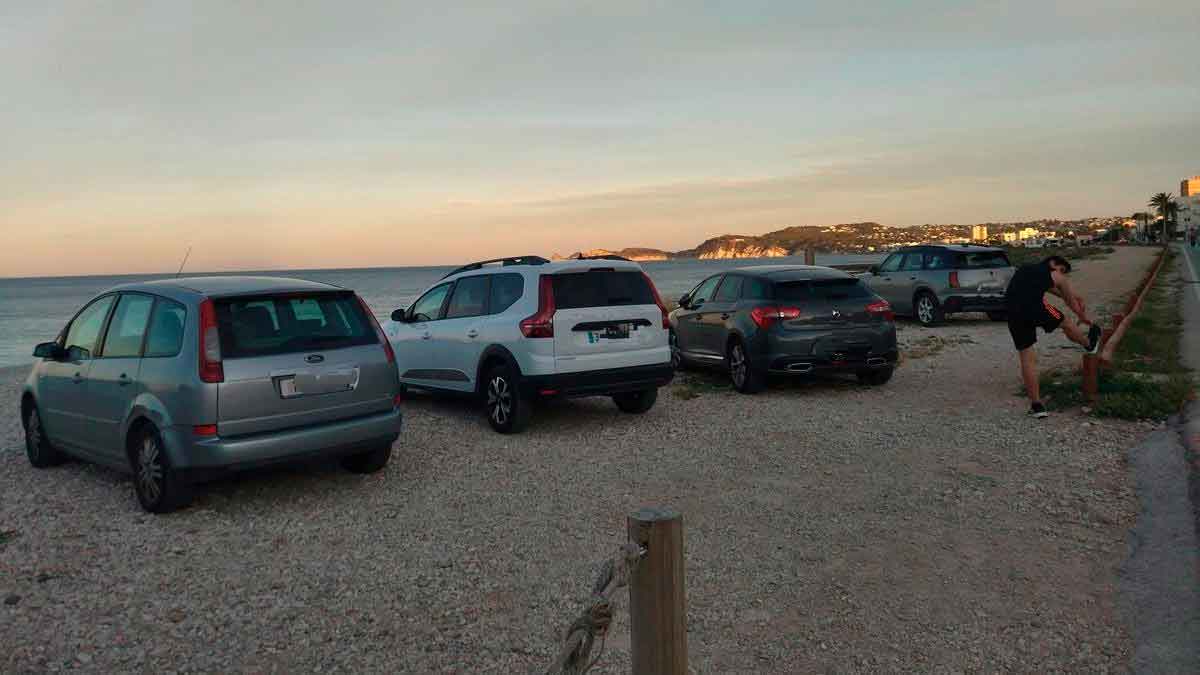 "Coches aparcados incorrectamente en la playa durante el verano, riesgo de multa hasta 6.000 euros