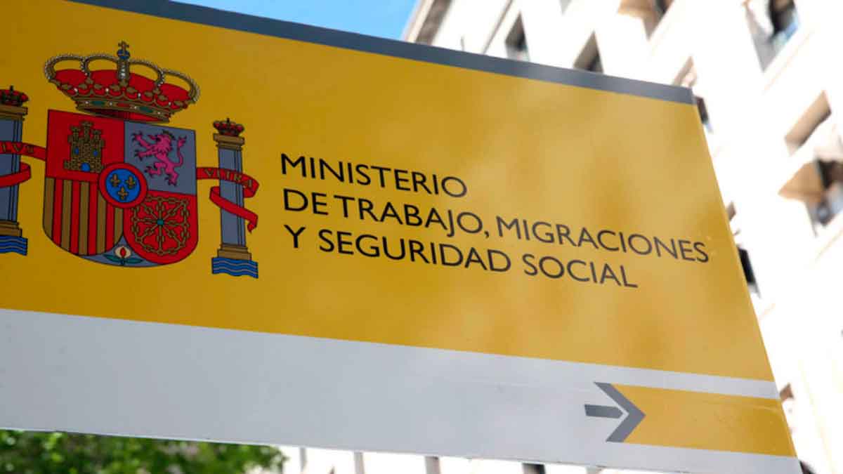 Cartel del Ministerio de Trabajo anunciando multas a empresas por pagar vacaciones en vez de conceder días libres