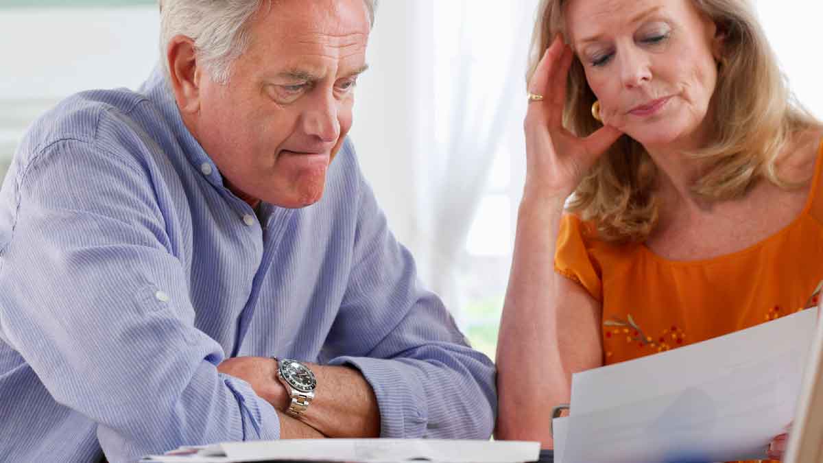 Pareja nacida entre 1960 y 1970 revisa su historial laboral, preocupada por los recortes que afectarán a su pensión completa