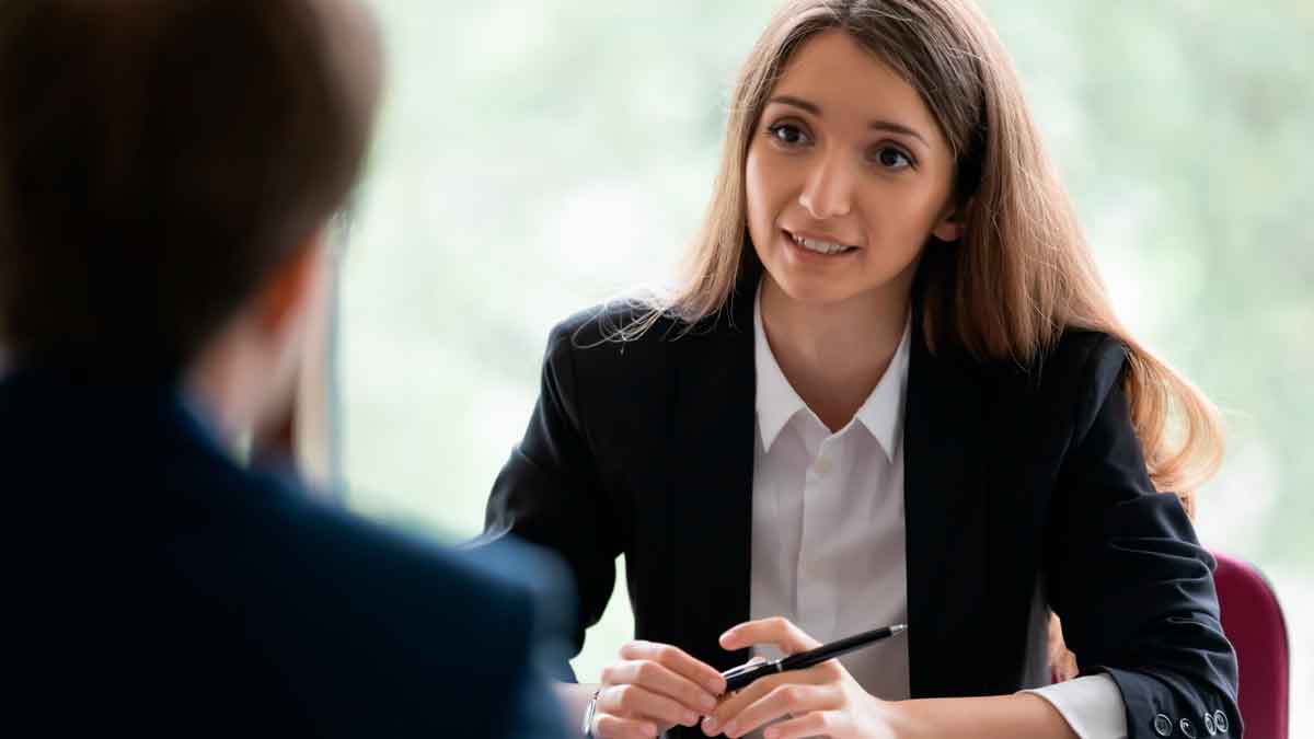Candidata hablando sobre expectativas salariales en entrevista de trabajo