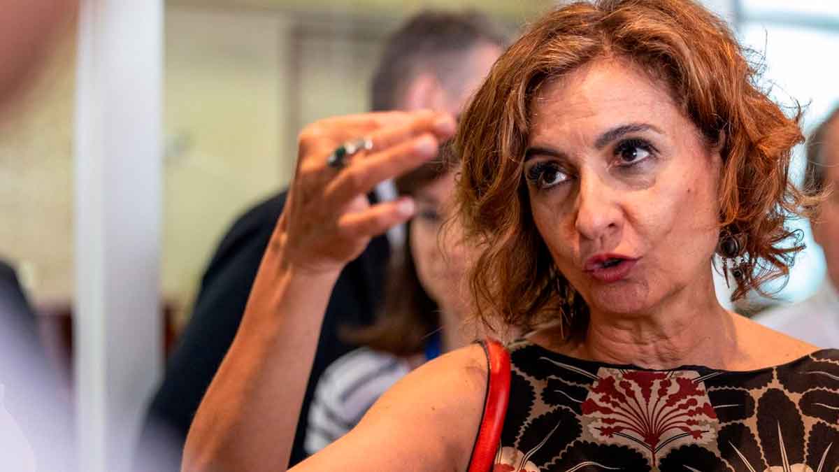 La ministra de Hacienda, María Jesús Montero, explica el sistema B2B de facturación electrónica que afectará a pymes y autónomos
