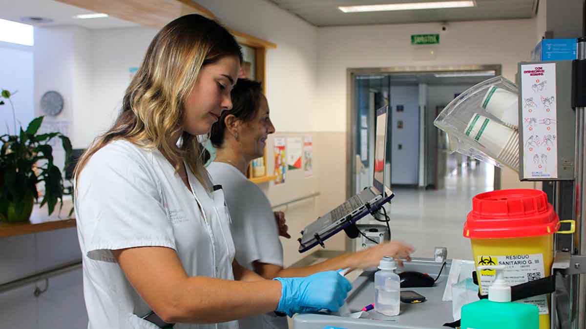 Personal sanitario trabajando en hospital andaluz tras nuevo marco regulador bolsa empleo SAS