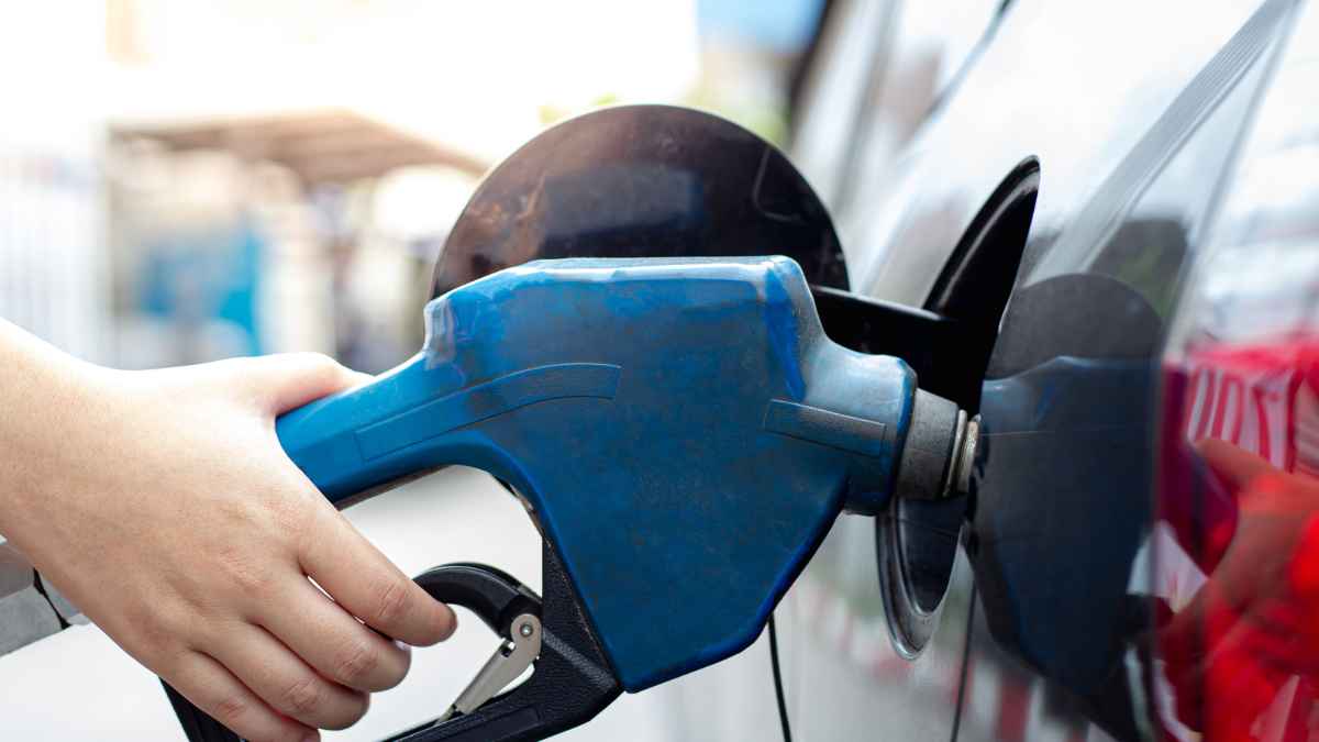 Persona repostando gasolina barata en Andalucía durante la Operación Salida 2025