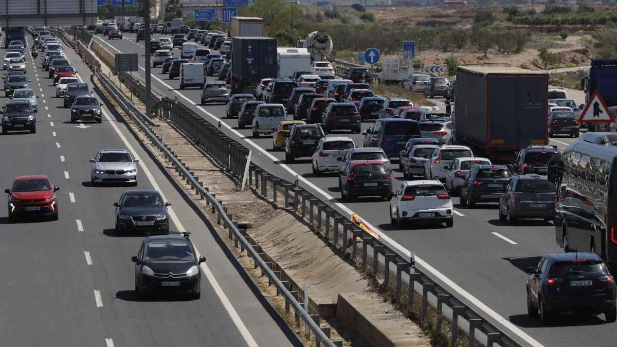 Tráfico intenso en una carretera de Andalucía durante la Operación verano 2025