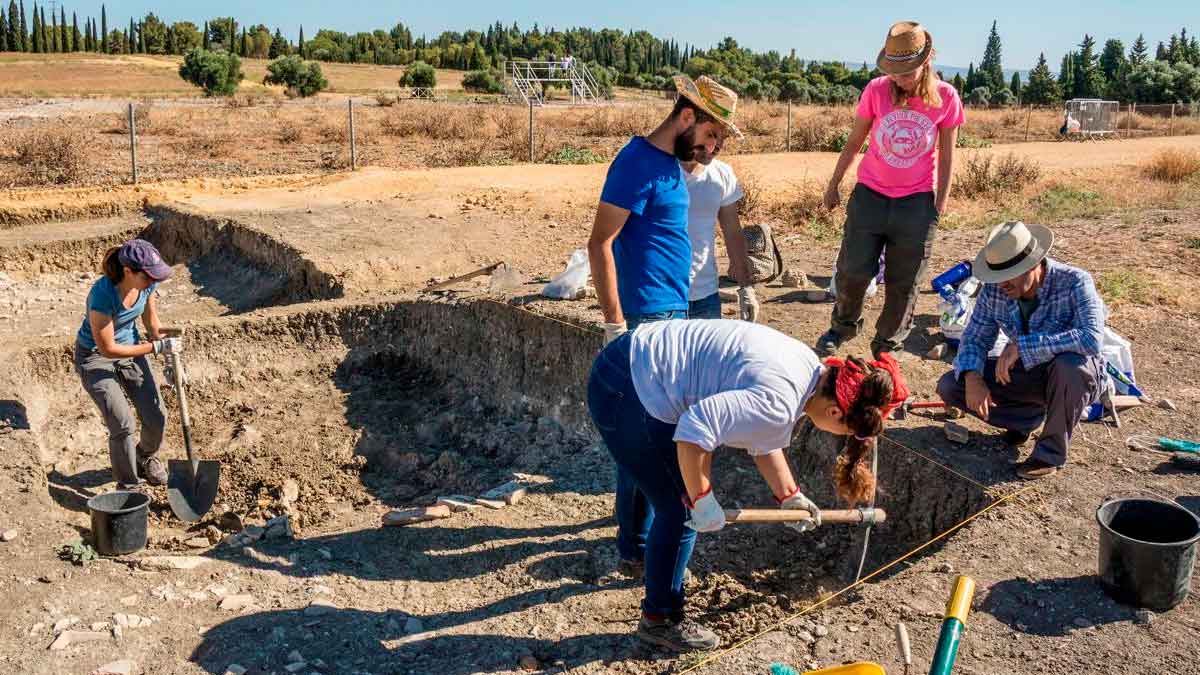 Arqueólogos trabajando en una excavación al aire libre durante una campaña en Andalucía