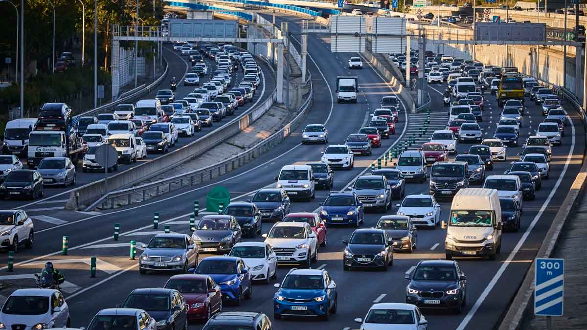 Tráfico denso en una autovía española, objetivo del plan de la DGT de compartir coche y pagar una tasa diaria para reducir atascos