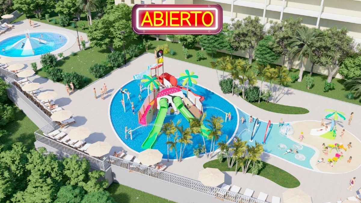 Vista aérea del parque acuático de Alhaurín el Grande recién reabierto con cartel “Abierto” y zona infantil de toboganes.