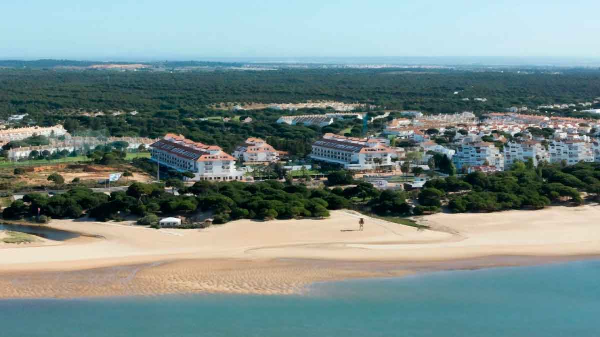 Vista aérea de Cartaya, Huelva, con pisos cerca de la playa por menos de 75.000 euros