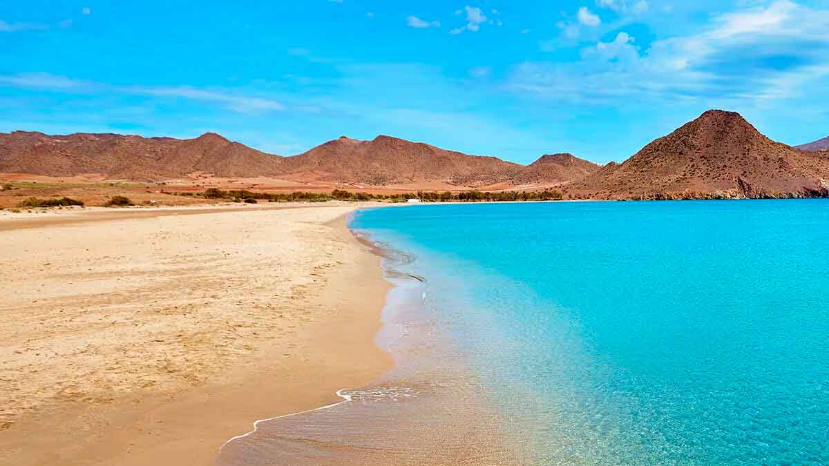 Playa de los Genoveses en Cabo de Gata, Almería, una de las mejores playas para dormir en autocaravana en Andalucía en 2025
