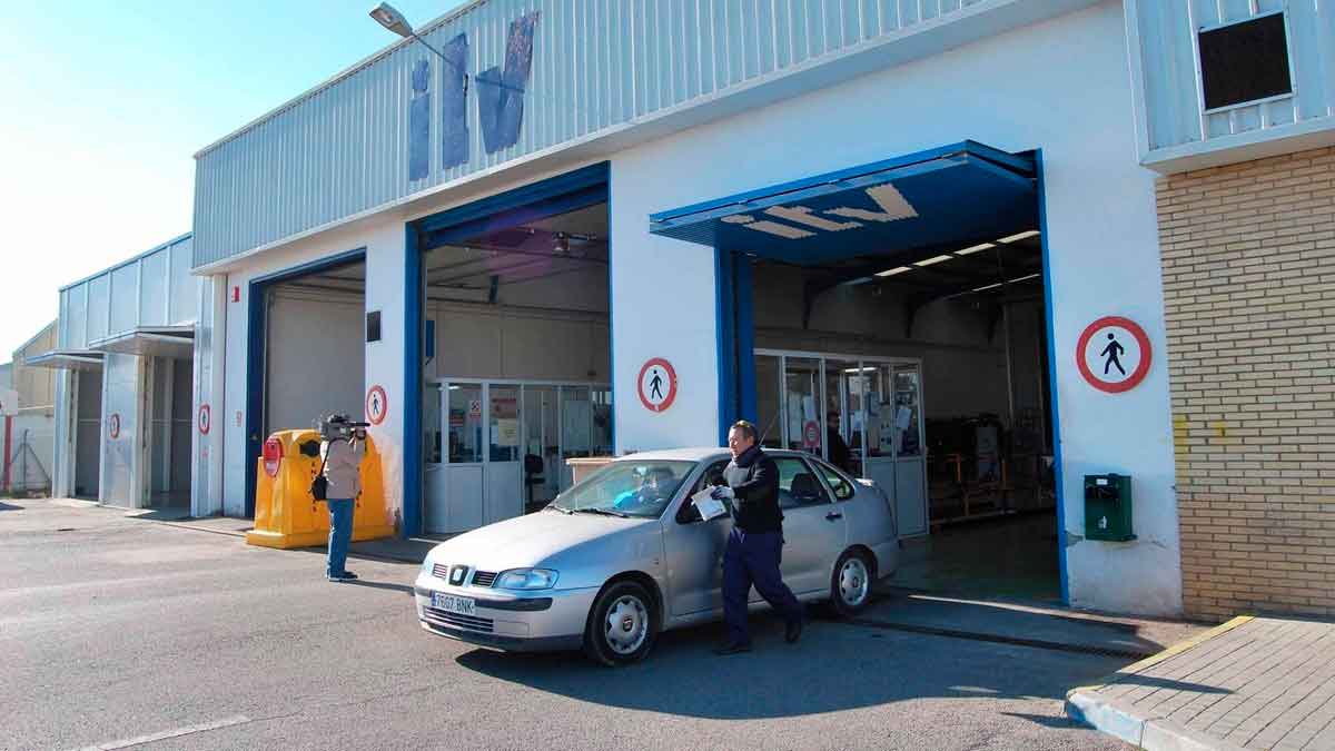 Centro ITV realizando inspección anual obligatoria a coche antiguo en España