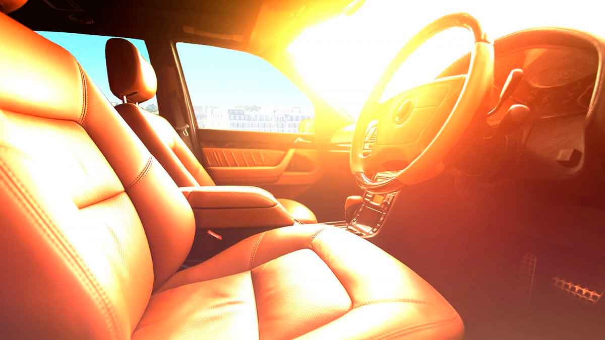 Interior de un coche expuesto al sol y altas temperaturas en verano