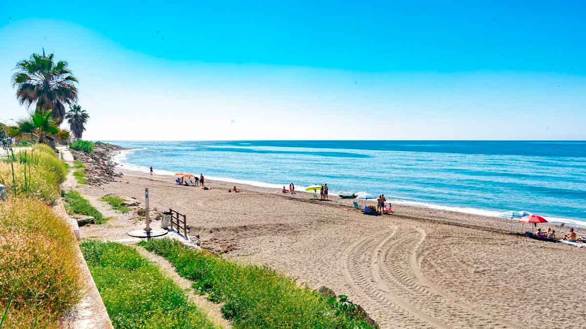 Playa tranquila con arena fina en Chilches, pueblo barato cerca de Málaga para comprar casa junto al mar