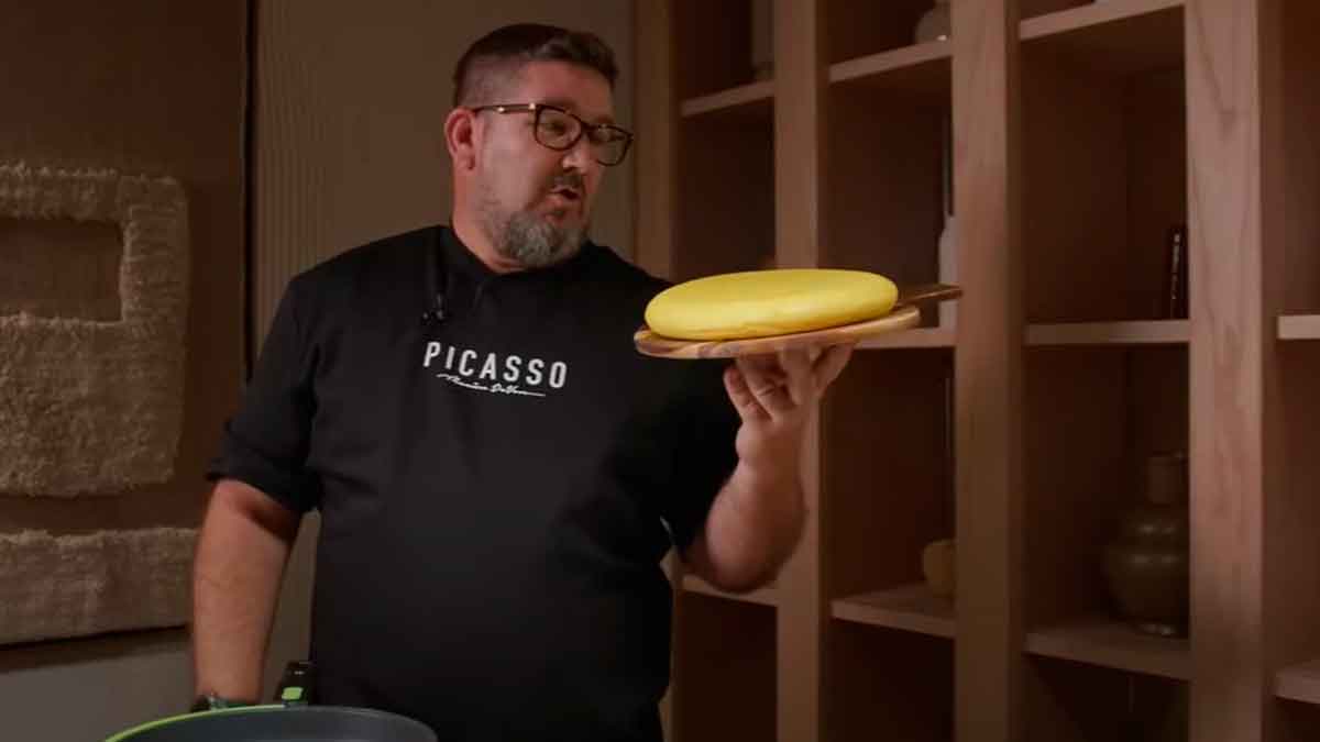 Dani García sostiene una tortilla de patatas recién cuajada y jugosa, tras hidratar la patata en el huevo durante el reposo