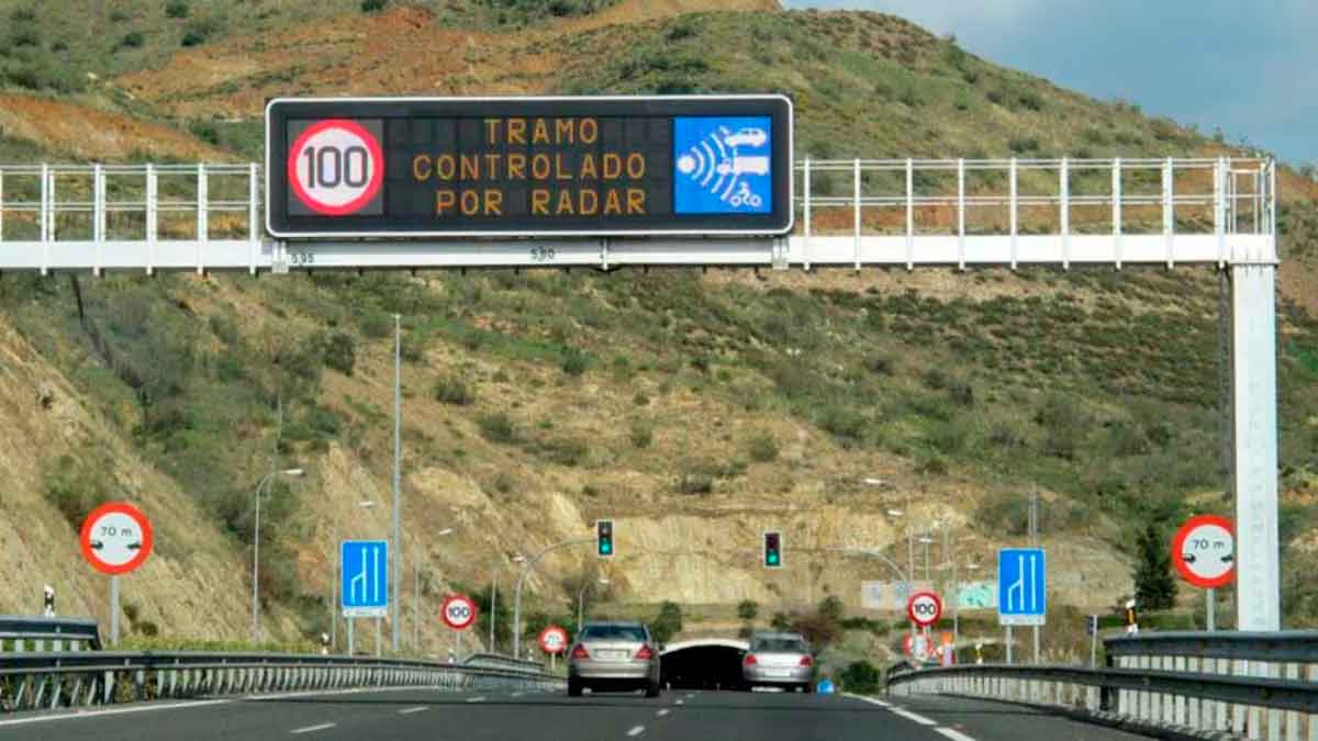 Panel luminoso indicando tramo controlado por radar en carretera de Málaga, entre los radares con más multas, según DGT