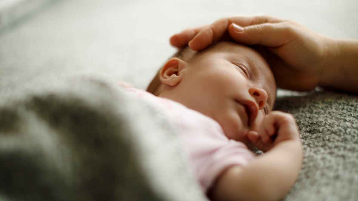 Bebé recién nacido durmiendo, ranking nombres bebés más populares Andalucía 2025
