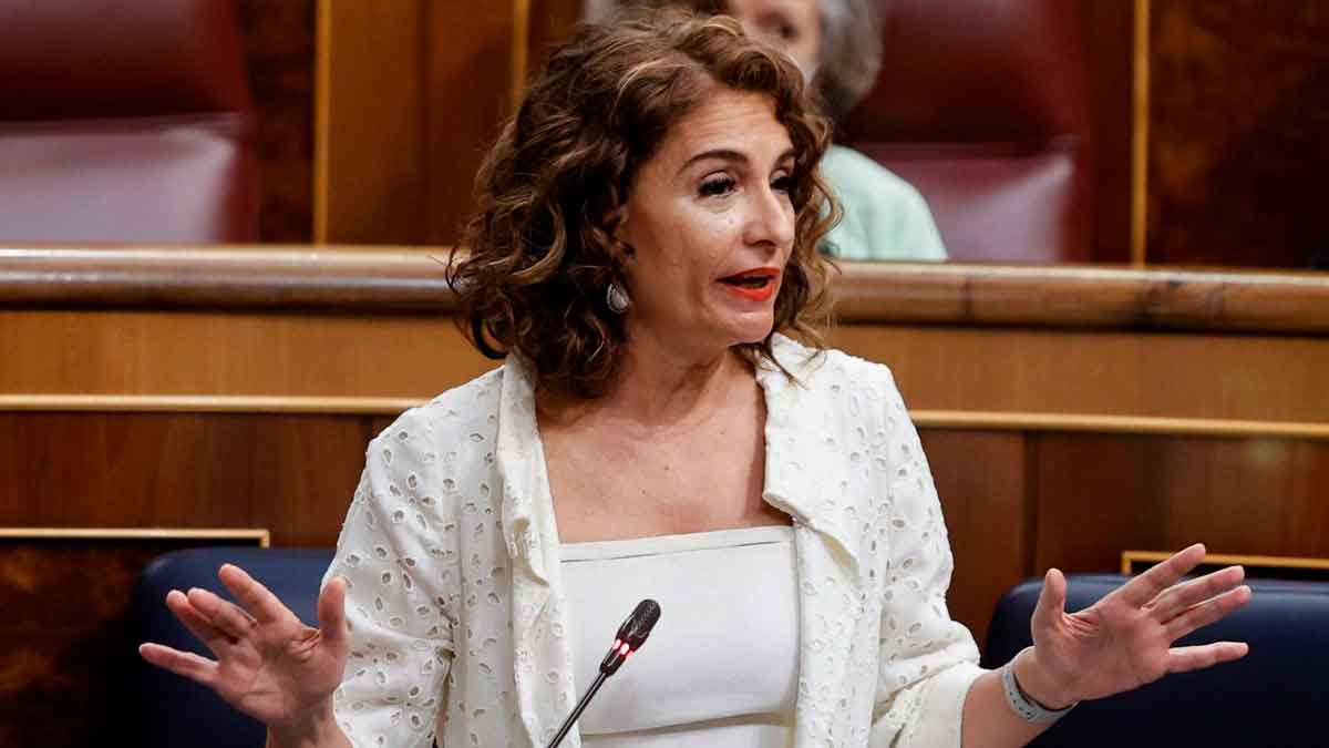 La ministra durante el debate sobre la reforma de Hacienda que excluye a pensionistas y desempleados de la deducción del SMI
