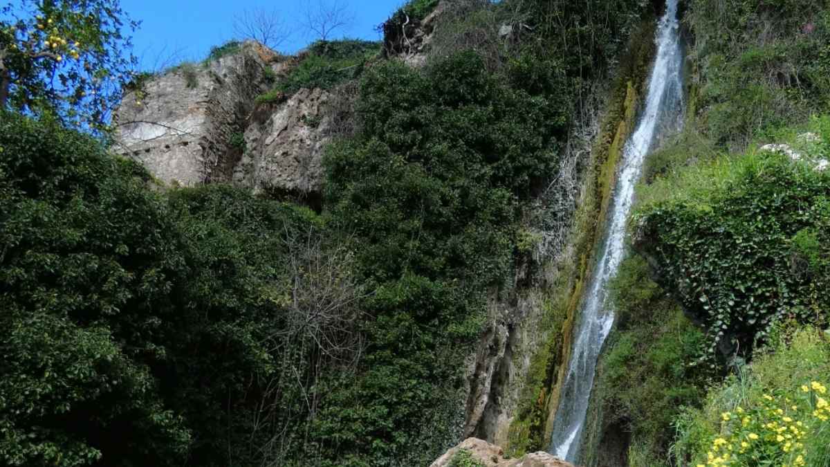 Salto de agua de 20 m en las Chorreras de Balastar, ruta de 2 kilómetros en Faraján, Serranía de Ronda.