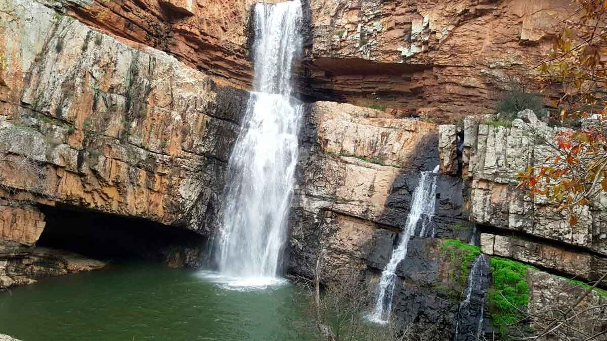 Cascada del paraje natural de La Cimbarra en Jaén, ruta fresca y fácil para hacer senderismo en familia en Andalucía