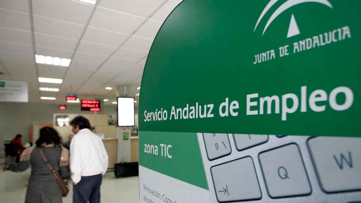Oficina del Servicio Andaluz de Empleo (SAE) donde desempleados acuden para orientación laboral y trámites del IPI