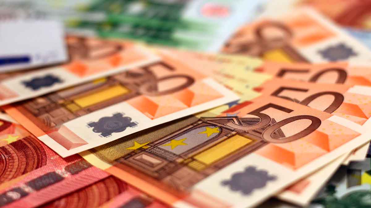 Billetes de euro representando el saldo máximo recomendado por la OCU para cuentas bancarias