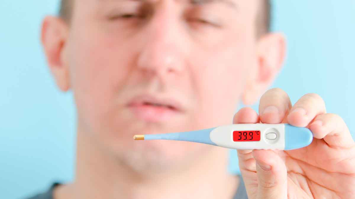 Trabajador con termómetro marcando fiebre alta, posible candidato a autobaja laboral de 3 días