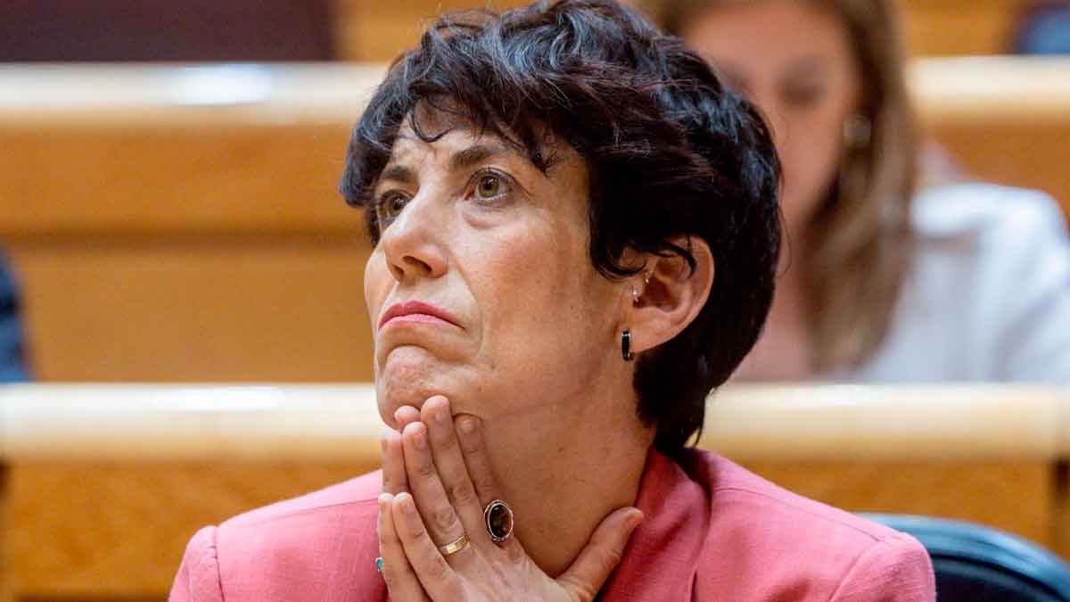 Ministra de Seguridad Social anunciando reducción de cobros indebidos del Ingreso Mínimo Vital