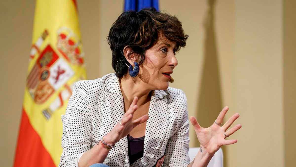 Mujer explicando sobre la baja laboral y subsidios de la Seguridad Social en España