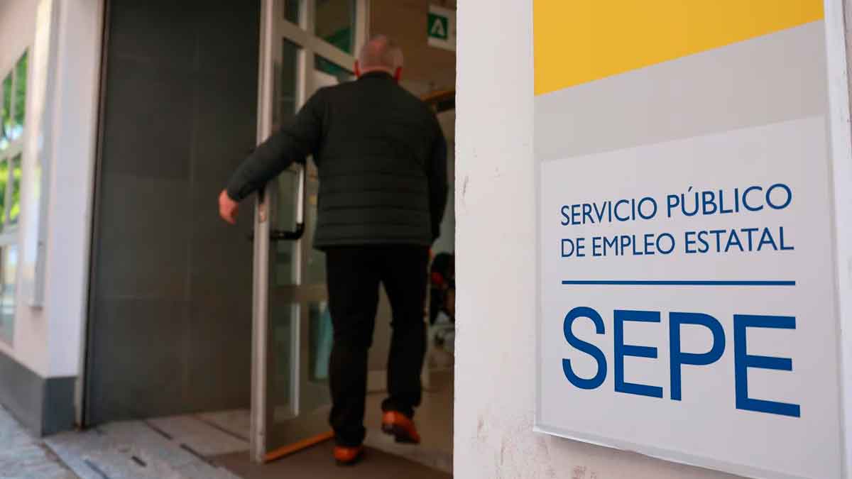 Hombre entrando en una oficina del SEPE para solicitar el subsidio de 3.000 € destinado a trabajadores sin derecho a paro