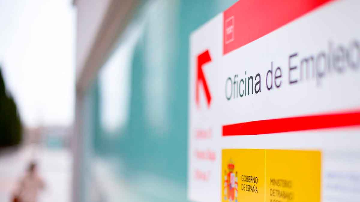 Señal de la Oficina de Empleo del SEPE en España que ilustra el trámite de pedir el paro tras agotar vacaciones pendientes
