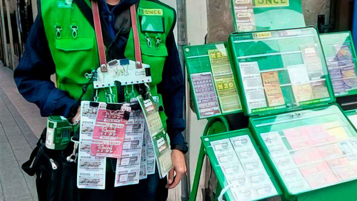 Vendedor de la ONCE con cupones en la calle mostrando su puesto en 2025