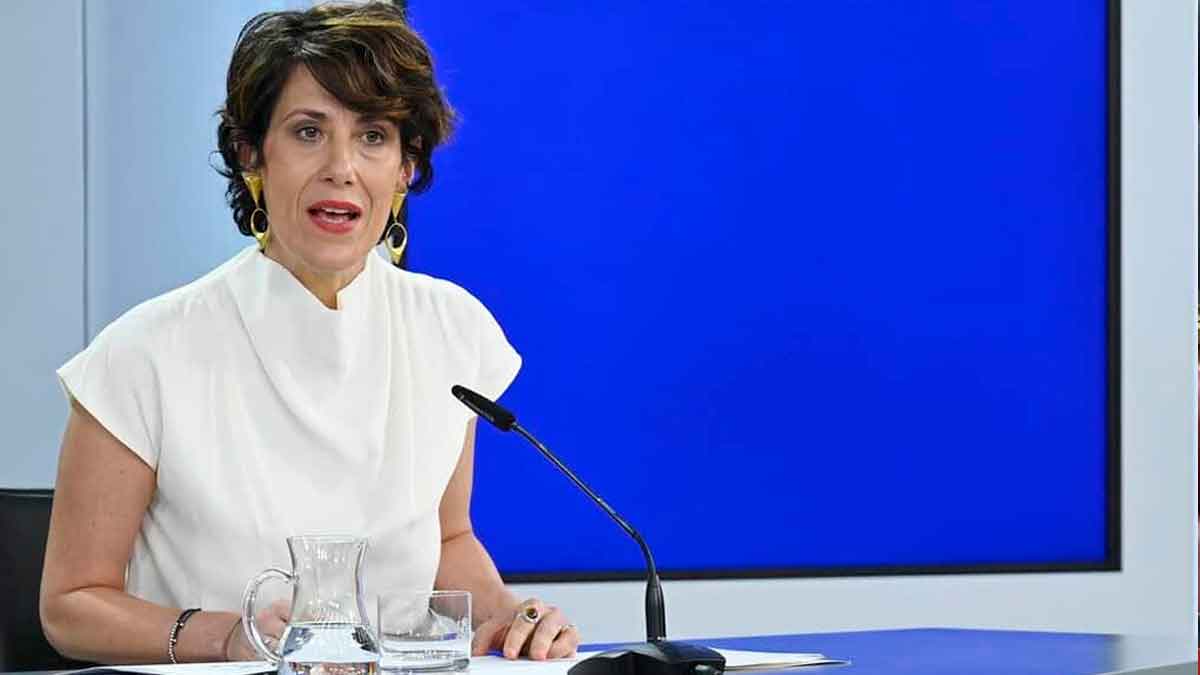 La ministra Elma Saiz explicando cómo sumar cotizaciones de dos regímenes en la Seguridad Social para mejorar la pensión o cobrar dos pensiones.
