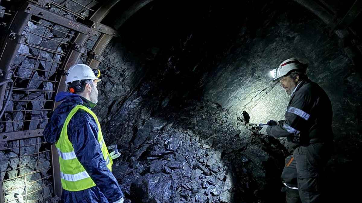 Minero de Riotinto inspecciona galería subterránea tras fallo del Supremo sobre jubilación anticipada.