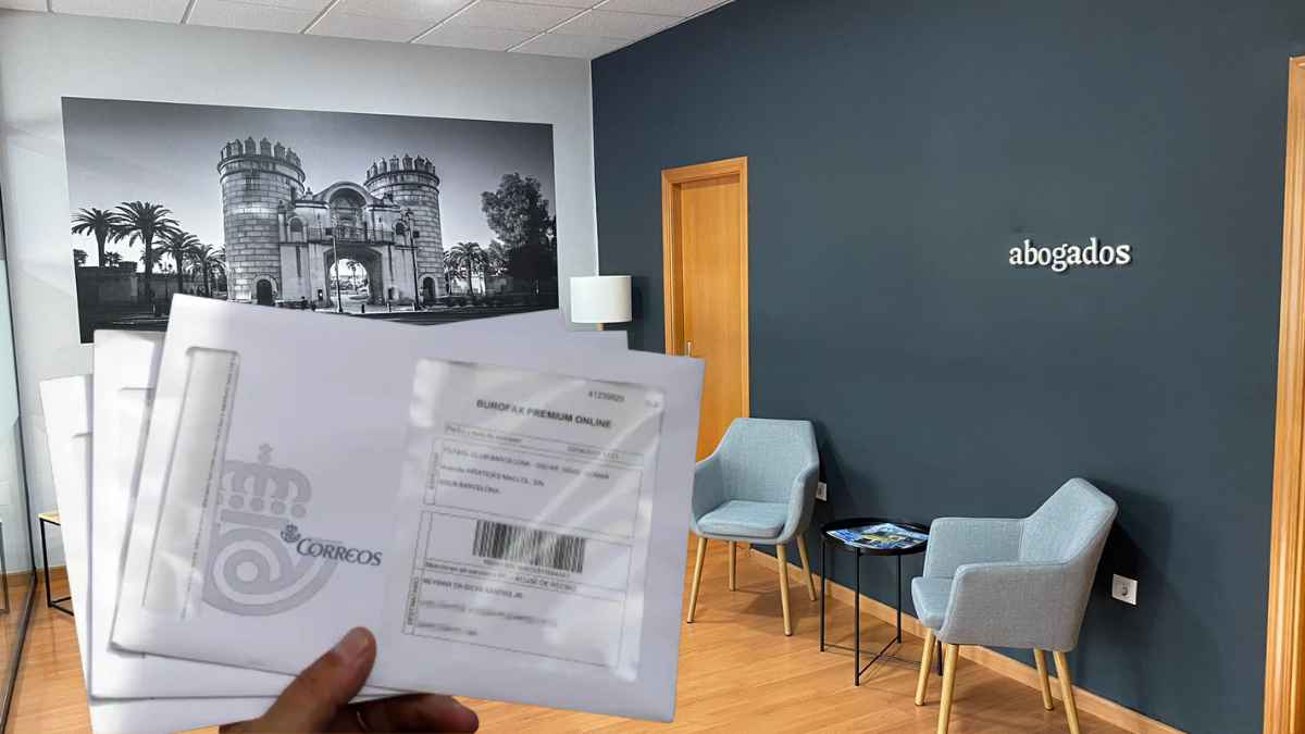 Sobres de burofax de Correos en un despacho de abogados tras el fallo del Supremo que impide cobrar 30 euros al cliente.