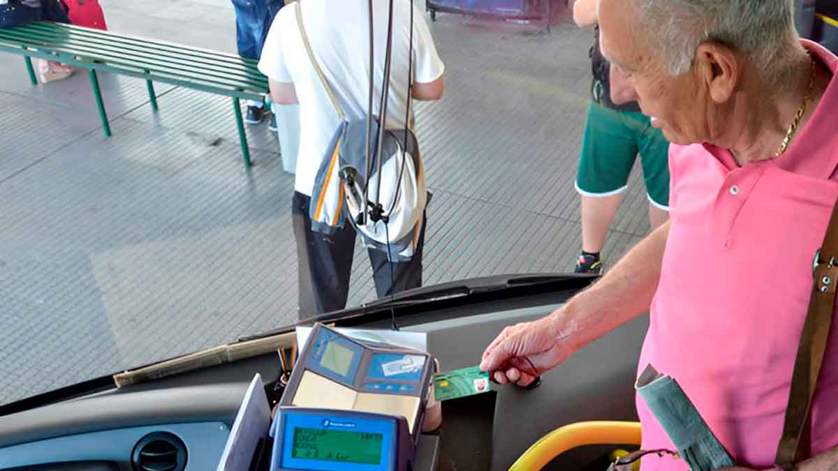 Persona mayor usando la Tarjeta Andalucía Junta 65 para obtener descuentos en transporte público y ocio