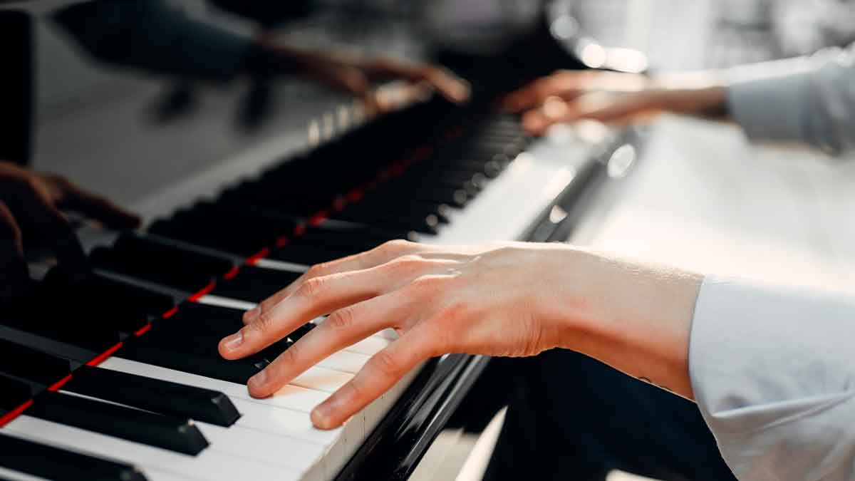 Empleado tocando piano tras sentencia del TSJA que avala cambio de horario laboral para asistir a clases musicales