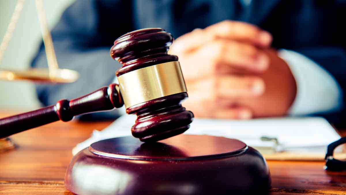 Mazo de juez en tribunal como símbolo de justicia en fallo sobre despido por publicaciones en redes sociales