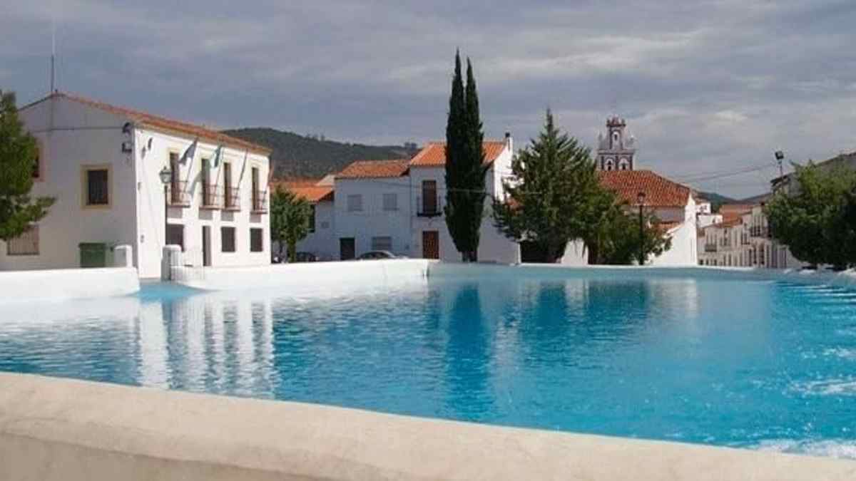 La Laguna, única piscina española Bien de Interés Cultural en Cañaveral de León (Huelva, Andalucía).