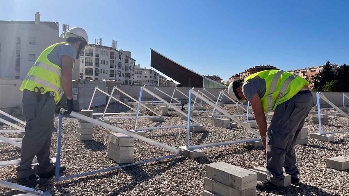 Trabajadores instalan estructuras en edificio para proyectos de rehabilitación energética en Andalucía