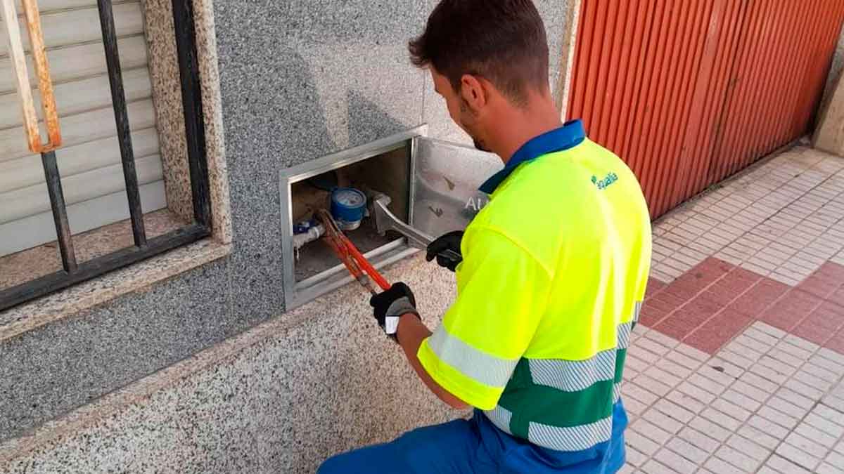 Trabajador de Aqualia revisando contador de agua en Andalucía