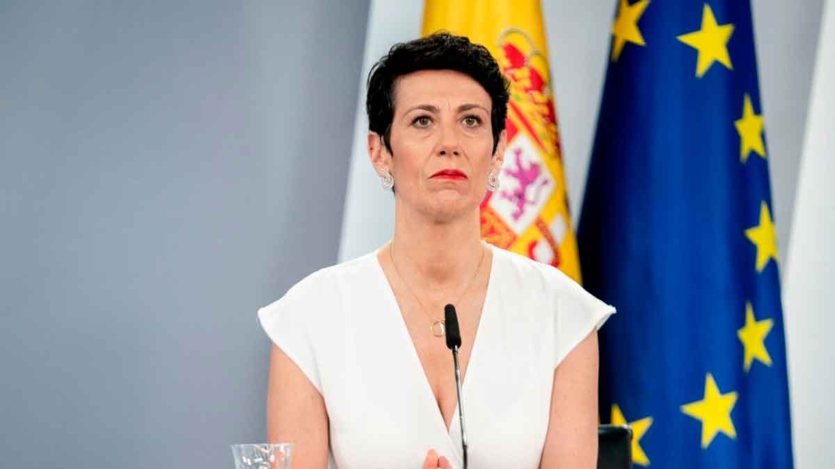 La ministra Elma Saiz durante anuncio sobre jubilación de autónomos con deudas en la Seguridad Social