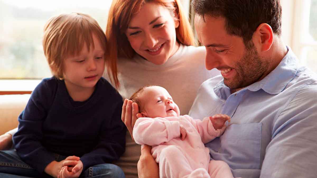 Familia con recién nacido que puede solicitar la ayuda de 1000 euros por nacimiento o adopción de la Seguridad Social